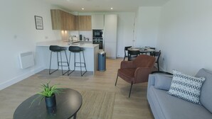 A modern apartment with a kitchen, dining area, and living room. - Near Manchester Airport, Parking & EV Charger (Cheshire)