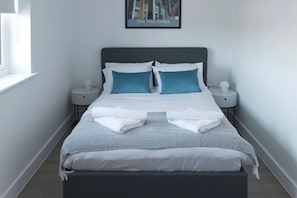 2 bedrooms, iron/ironing board, WiFi, bed sheets - Apartment Near Airport, Parking & EV Charger (Cheshire)