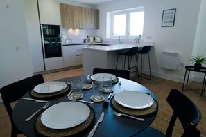 Dining - Heald Green Flat: Near Airport & EV Charger (Cheshire)