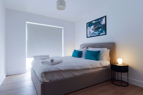 Airport Flat with Free Parking & EV Charger