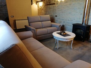 Smart TV, fireplace, ping pong, books