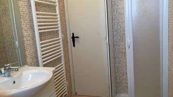 Ducha, secador de pelo, bidet