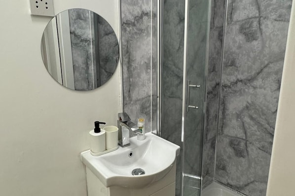 Suihku, hiustenkuivaaja, pyyhkeet