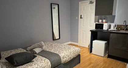 Studio - Sleeps 2 - Parking - Close to Paddington