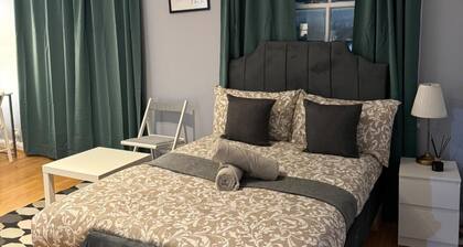Studio - Sleeps 2 - Parking - Close to Paddington