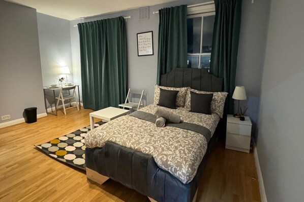 1 bedroom, free WiFi, bed sheets - Studio - Sleeps 2 - Parking - Close to Paddington (London)
