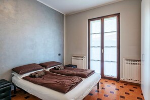 1 bedroom, iron/ironing board, travel crib, bed sheets - Sara al Lago - with garage and WiFi (Sirmione)