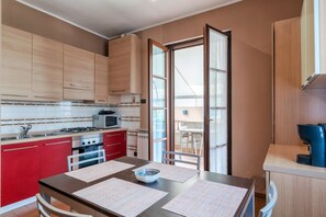 Fridge, stovetop, coffee/tea maker, toaster