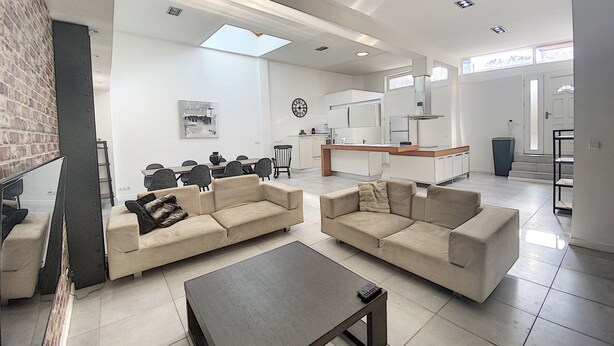 A spacious living area with two sofas, a coffee table, and a kitchen in the background. - Magnificent 158m² loft in Caluire le bas, 10mm from Lyon 6,  (Caluire-et-Cuire)