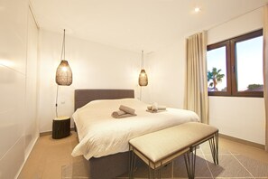 Villa | 3 bedrooms - Modern Villa Near Costabella Beach (Marbella)