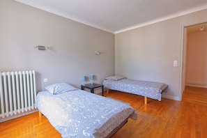3 bedrooms, iron/ironing board, travel cot, WiFi - Le Relais du Gaizon, gîte with parking, near Paris Saclay, Massy. (La ville-du-Bois)