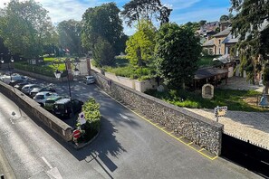 Property grounds - Le Relais du Gaizon, gîte with parking, near Paris Saclay, Massy. (La ville-du-Bois)