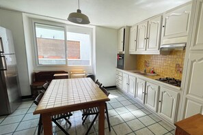 Microwave, oven, stovetop, cookware/dishes/utensils - Le Relais du Gaizon, gîte with parking, near Paris Saclay, Massy. (La ville-du-Bois)