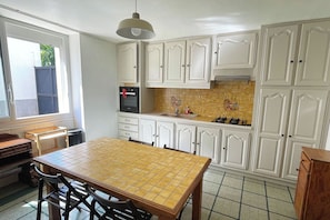 Microwave, oven, stovetop, cookware/dishes/utensils