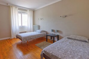 3 bedrooms, iron/ironing board, travel cot, WiFi - Le Relais du Gaizon, gîte with parking, near Paris Saclay, Massy. (La ville-du-Bois)