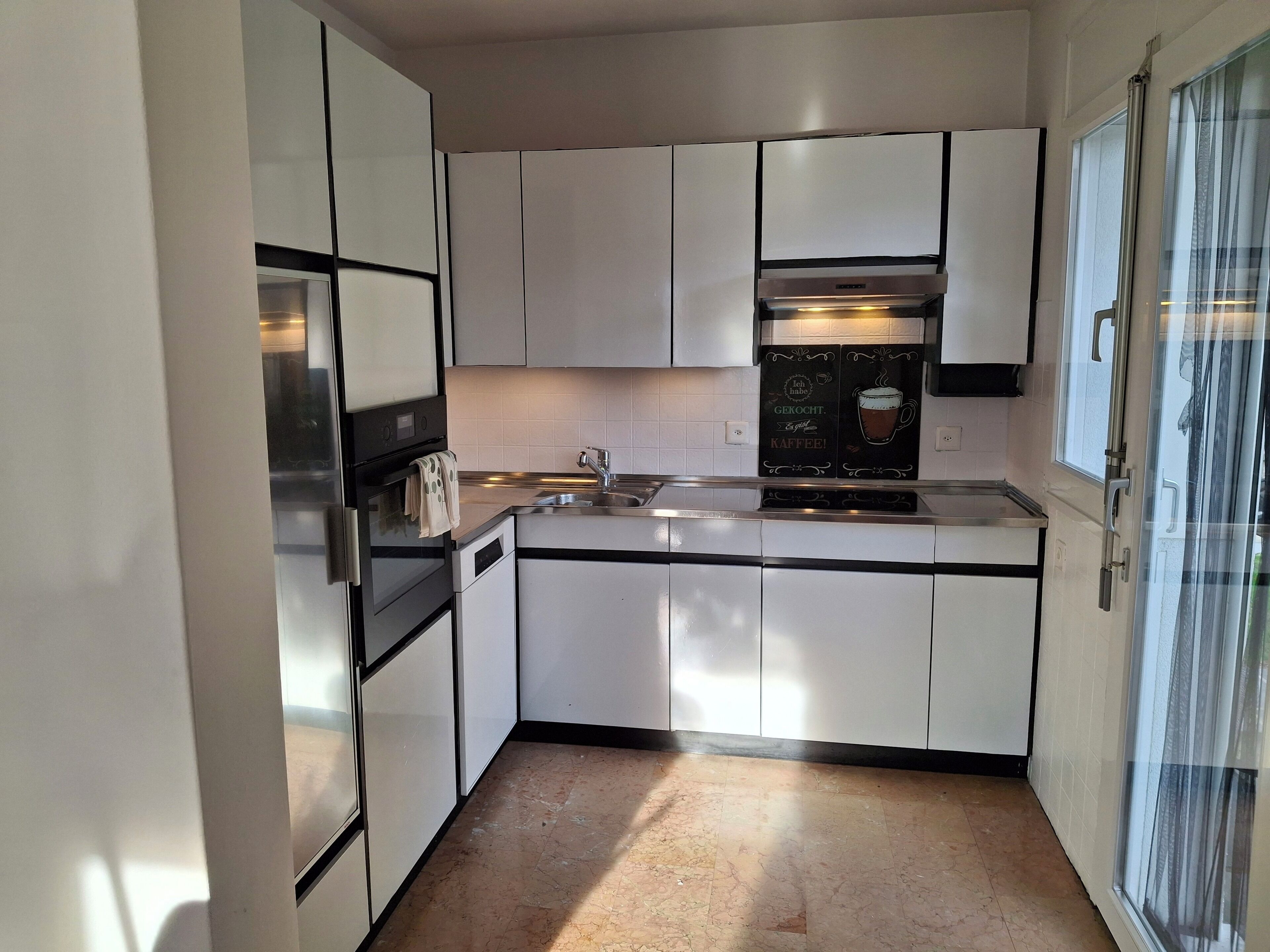 Kühlschrank, Ofen, Herdplatte, Wasserkocher mit Kaffee-/Teezubehör