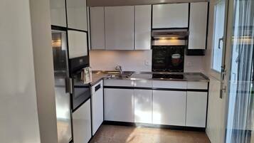 Réfrigérateur, four, plaque de cuisson, cafetiÚre/bouilloire