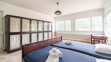 3 chambres, bureau, fer et planche Ă repasser, lit parapluie