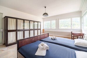 3 chambres, bureau, fer et planche Ă repasser, lit parapluie