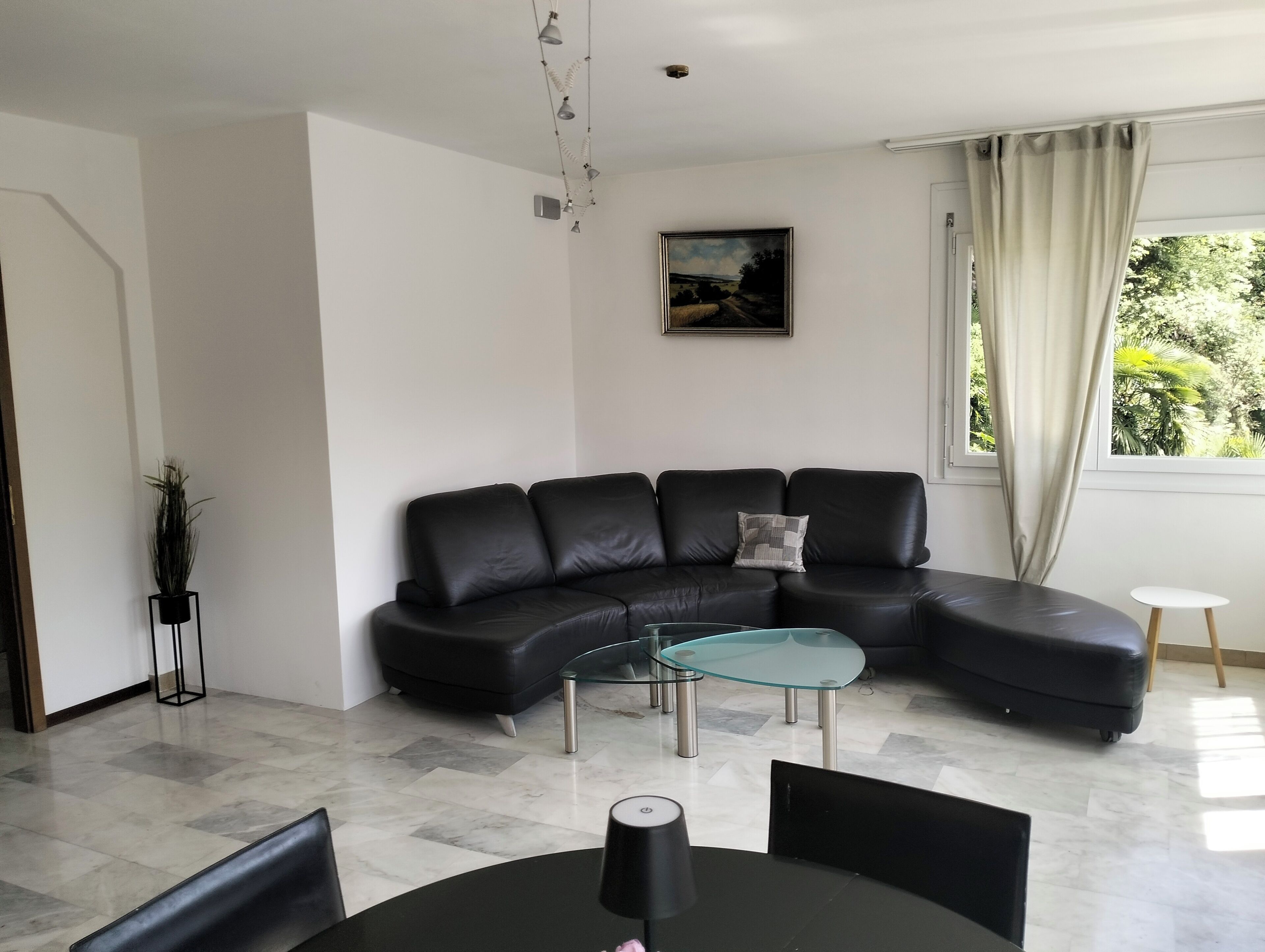Smart TV, lettore DVD, tavolo da ping pong