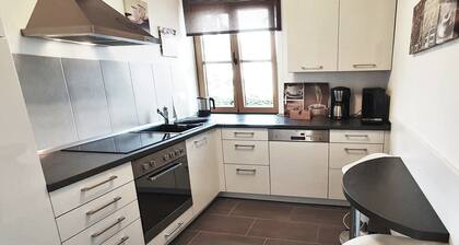 Moderne Ferienwohnung Strata Montana mit Garten, Fußbodenheizung und Klimaanlage
