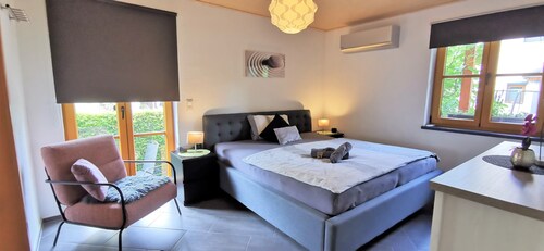 Moderne Ferienwohnung Strata Montana mit Garten, Fußbodenheizung und Klimaanlage