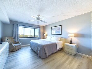 2 chambres, fer et planche à repasser, lit de bébé portatif