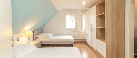 3 chambres, coffres-forts dans les chambres, bureau