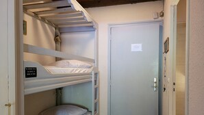 A room with two bunk beds and a door. - Renovated studio for 4, south, near slopes and mall (Pra-Loup)