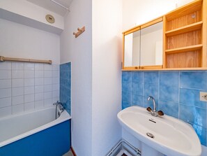 Bathroom - Cozy studio for 4, slopeside, central location (Saint-François-Longchamp)