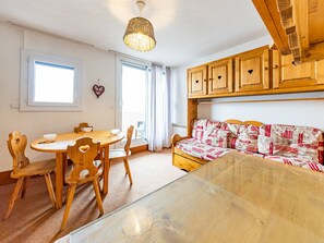 Dining - Cozy studio for 4, slopeside, central location (Saint-François-Longchamp)