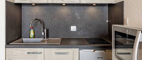 Fridge, microwave, dishwasher, cookware/dishes/utensils