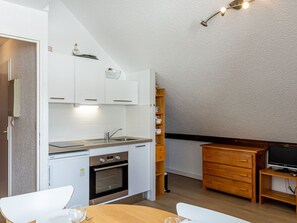 Fridge, microwave, cookware/dishes/utensils - Charming 24m² studio for 4, ski-in ski-out, near spa center (Saint-François-Longchamp)