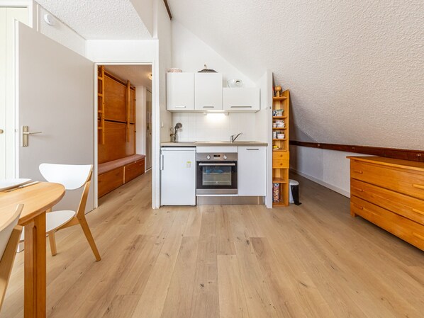 Kühlschrank, Mikrowelle, Kochgeschirr/Geschirr/Besteck