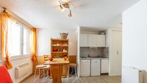 Eine kleine Küche mit Essbereich, Holzmöbeln und einer Heizung.