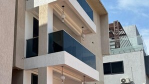 Un edificio a più piani con balconi, ampie finestre e uno stile architettonico moderno.