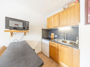 Fridge, microwave
