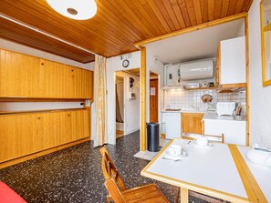 Fridge, dishwasher, cookware/dishes/utensils