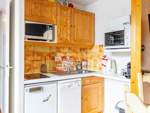 Jääkaappi, mikroaaltouuni, uuni, astianpesukone