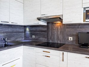 Kylskåp, mikrovågsugn och diskmaskin