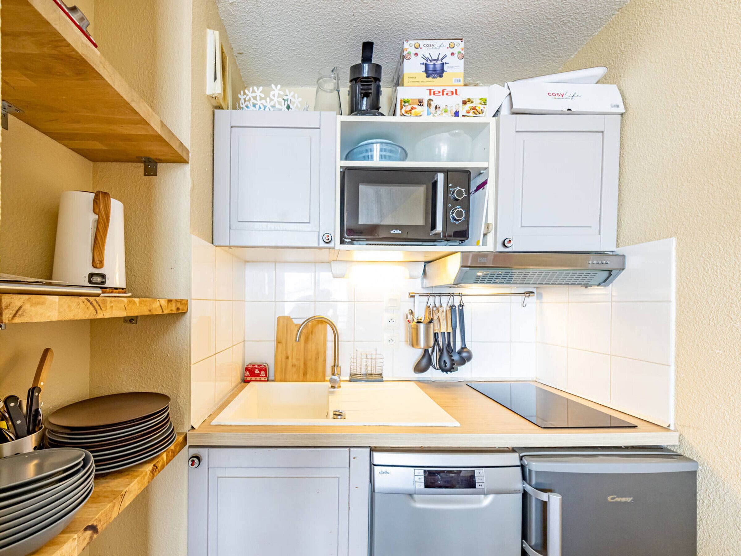 Fridge, microwave, dishwasher, cookware/dishes/utensils