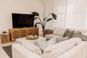 TV - Coastal Charm - Pet & family friendly (Marcoola)