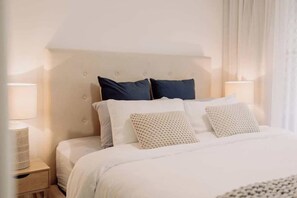 3 bedrooms, iron/ironing board, WiFi, bed sheets - Coastal Charm - Pet & family friendly (Marcoola)