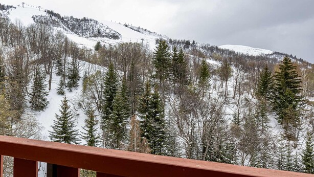 A snowy mountain landscape with a ski lift in the background. - Comfortable apartment 7 ppl near slopes and shops (Saint-François-Longchamp)