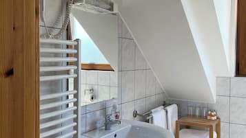Secadora de cabello, toallas, jabón, papel de baño