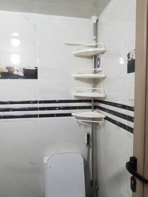 Ducha, secador de pelo, toallas, jabón