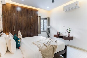 3 bedrooms, iron/ironing board, WiFi, bed sheets