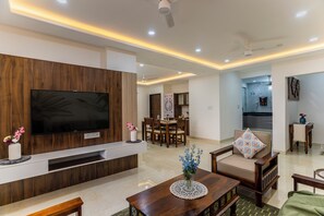 Smart TV - 3-bedroom apartment in peaceful Udaipur with AC, WiFi Free,Parking and Breakfast (Udaipur)