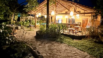 2 bares o lounges, 2 bares junto a la alberca