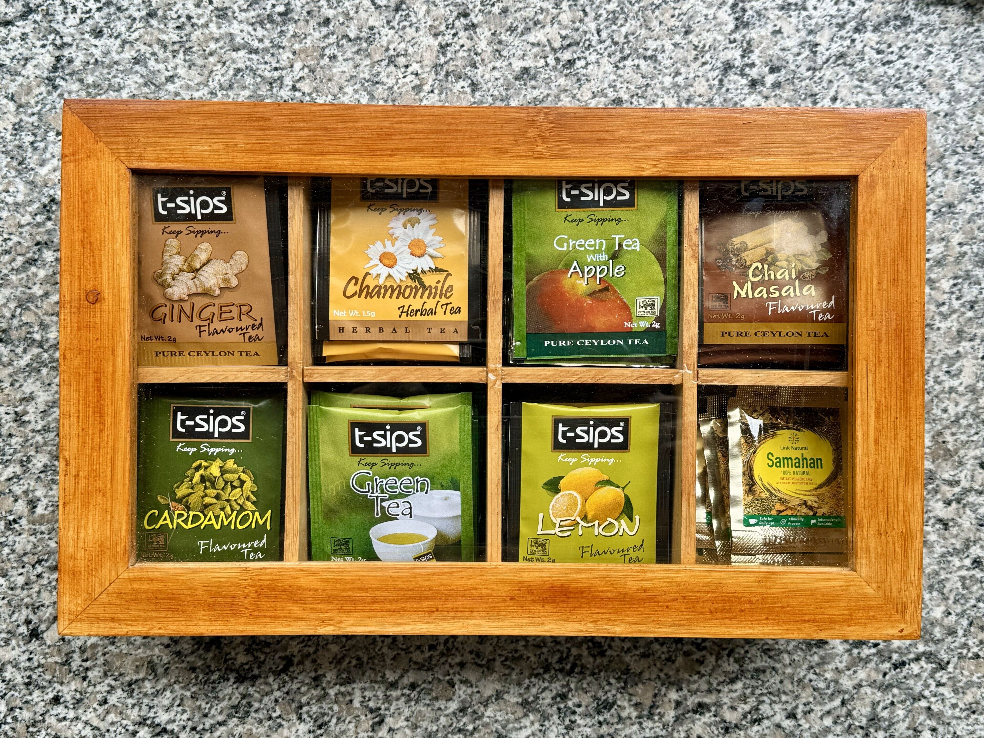 Vitrina de madera que contiene diferentes sabores de té T-Sips.